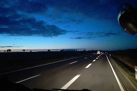 Im Morgengrauen auf die Autobahn 